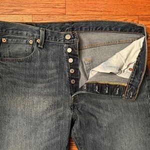 Men’s Y2K button fly Levi’s 501 original fit denim blue jeans pants